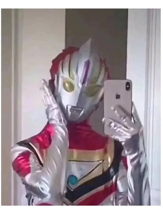 6 Potret Orang Pakai Kostum Ultraman di Tempat Umum Ini Curi Perhatian