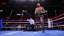 Tyson Fury mengalahkan Deontay Wilder pada pertandingan tinju kelas berat WBC di T-Mobile Arena, Las Vegas, Nevada, Amerika Serikat, 9 Oktober 2021. Tyson Fury mempertahankan sabuk juara dunia tinju kelas berat WBC usai mengalahkan Deontay Wilder pada ronde 11. (AP Photo/Chase Stevens)