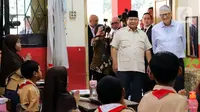 Keduanya masuk ke salah satu ruangan kelas untuk meninjau langsung program MBG. (Liputan6.com/Herman Zakharia)