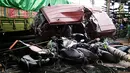 Truk tronton menabrak sejumlah kendaraan di depan RSU Muhammadiyah Siti Aminah Bumiayu, Brebes, Jawa Tengah, Senin (10/12). Polisi menyebut kecelakaan diduga akibat truk mengalami rem blong. (Liputan6.com/Fajar Eko Nugroho)