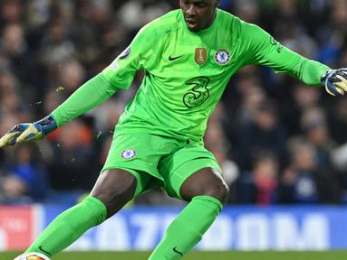 Selain tampil solid di bawah mistar Chelsea, Edouard Mendy juga merupakan salah satu kiper dengan umpan jauh terbaik di Liga Inggris saat ini. Kiper Senegal tersebut telah membuat 127 umpan jauh sukses, dengan efisiensi penyelesaian 52,9%. (AFP/Justin Tallis)