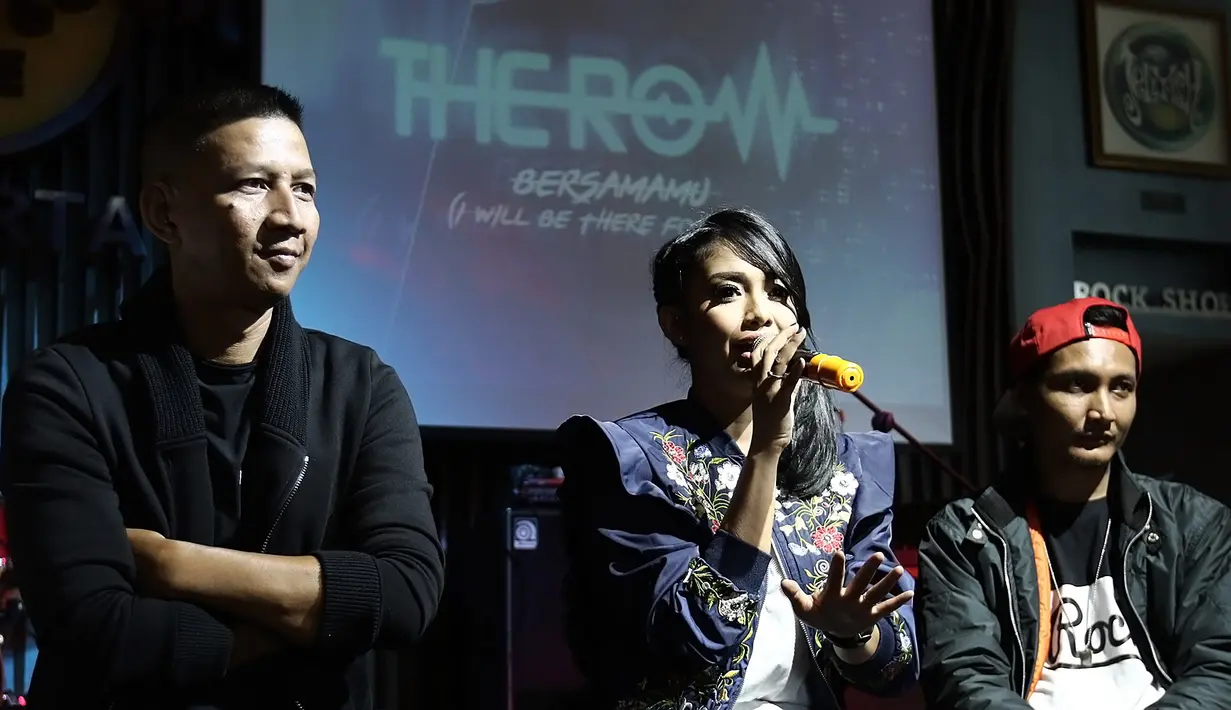 "Kebetulan kan memang EDM lagi hype, lagi booming dan Ungu juga sering kolaborasi sama DJ. Nah dari situ gua kepikiran," tandas Rowman. (Bambang E. Ros/Bintang.com)