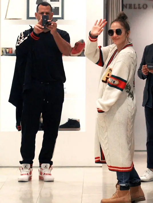 Duhh liat deh cara mereka pacaran. Gemas banget ya! (SMXRF/Star Max/GC Images/USMagazine)