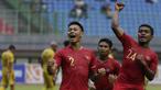 Para pemain Timnas Indonesia U-22 merayakan gol yang dicetak Andy Setyo ke gawang Bhayangkara FC pada laga uji coba di Stadion Patriot, Bekasi, Rabu (6/2). Keduanya bermain imbang 2-2. (Bola.com/Yoppy Renato)