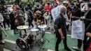 Sejumlah musisi kafe saat melaksanakan aksi di depan Balai Kota Jakarta, Rabu (8/7/2020). Aksi ngamen di depan Balai Kota Jakarta yang diikuti oleh musisi kafe itu untuk menyuarakan aspirasi pekerja seni harian yang terdampak mata pencahariannya selama masa PSBB. (Liputan6.com/Faizal Fanani)