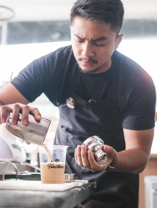 Selain menjadi publik figur, Deva Mahenra juga membuka usaha coffee shop, Inilah potret Deva Mahenra saat meracik kopi. (Liputan6.com/IG/devamahenra)