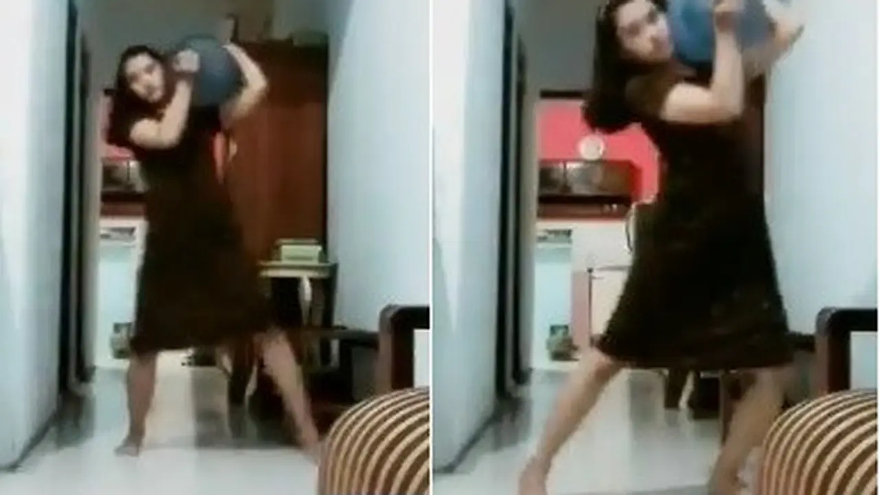 wanita angkat galon dengan cara tak biasa