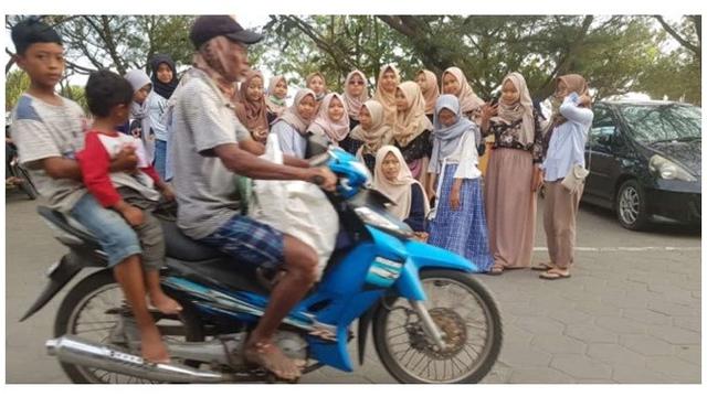 Momen Lucu Kendaraan Lewat Saat Foto Bersama Ini Bikin Tepuk Jidat