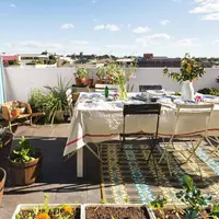 Jangan bayangkan roof gardennya akan heboh layaknya roof garden di hotel mewah.