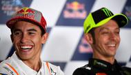 Pembalap Repsol Honda, Marc Marquez, dan rider Monster Energy Yamaha, Valentino Rossi. (AFP/Gabriel Buoys)