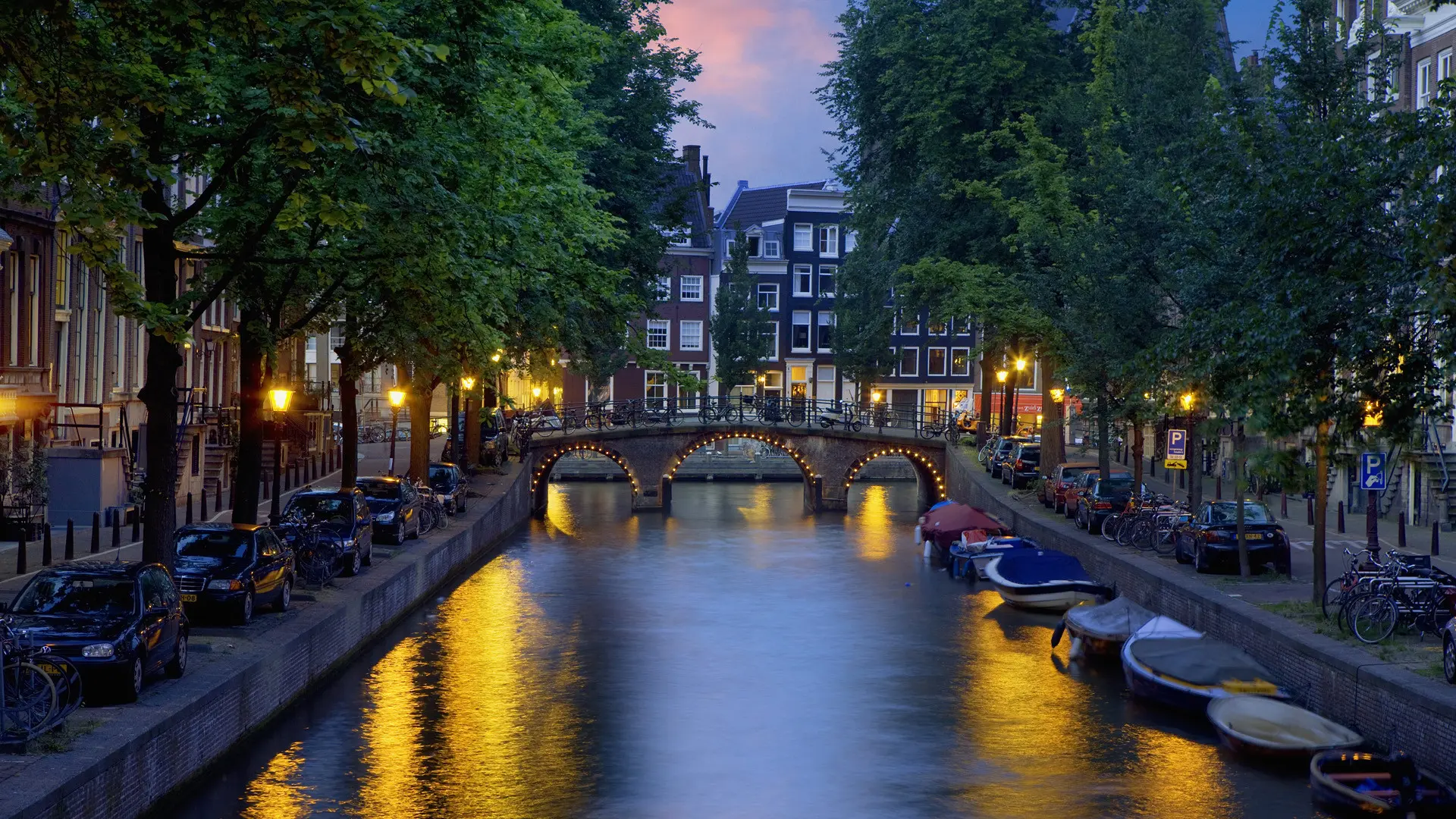 Sebuah saluran air kecil di Armsterdam, Belanda yang dijaga kebersihan dan sedimentasinya ternyata mampu menjadi daya tarik wisata. (foto:/aneka wisata/edhie prayitno ige)