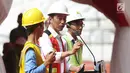 Presiden Jokowi membuka peresmian percepatan sertifikat tenaga kerja konstruksi serentak di seluruh Indonesia 2017 di Stadion GBK, Jakarta, Kamis (19/10). Jokowi terlihat mengenakan rompi berwarna orange dan helm konstruksi. (Liputan6.com/Angga Yuniar)