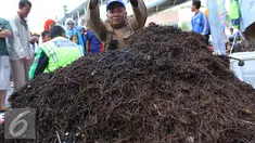 Relawan dari Komunitas Sapu Bersih (Saber) berhasil menemukan 1,5 ton ranjau paku dari sejumlah ruas jalan Ibu Kota di Bundaran HI, Jakarta, Minggu (7/8). (Liputan6.com/Angga Yuniar)