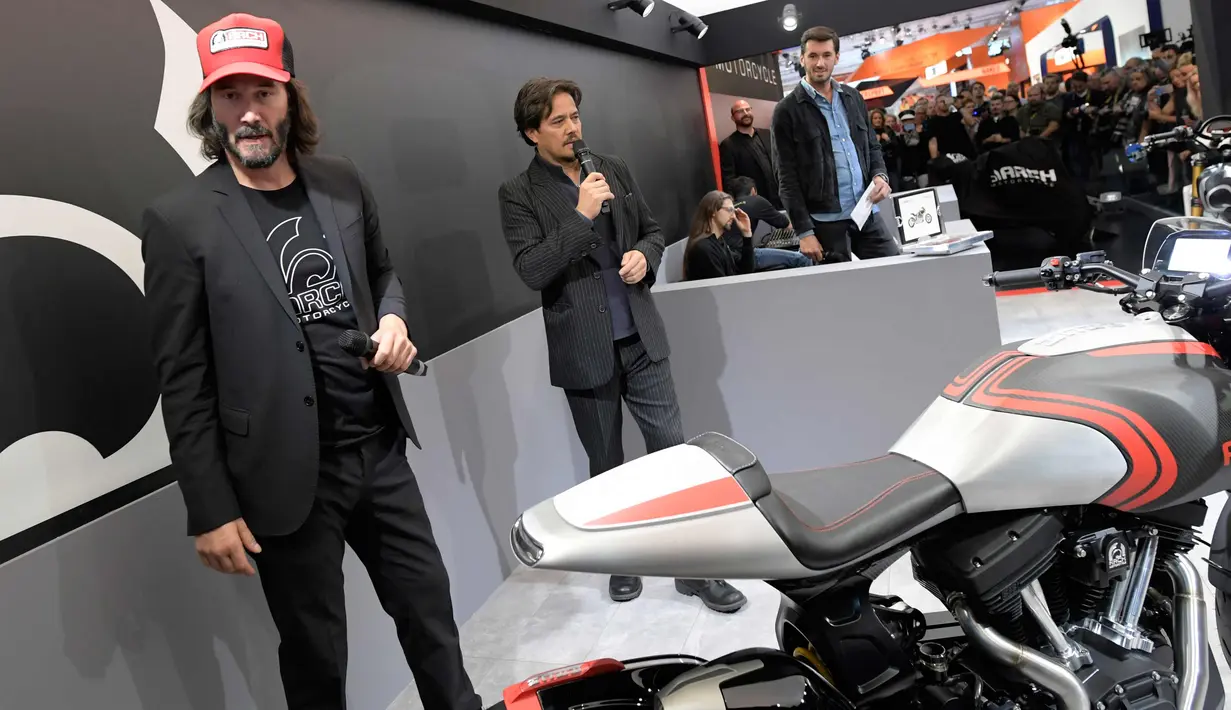 Aktor Keanu Reeves dan produser AS Gard Hollinger saat berbicara tentang motor baru Arch 1s selama pameran Moto Milano 2017 (EICMA l'Esposizione Internationale del Ciclo e Motociclo) di Milan, Italia, (8/11). (AFP Photo/Miguel Medina)