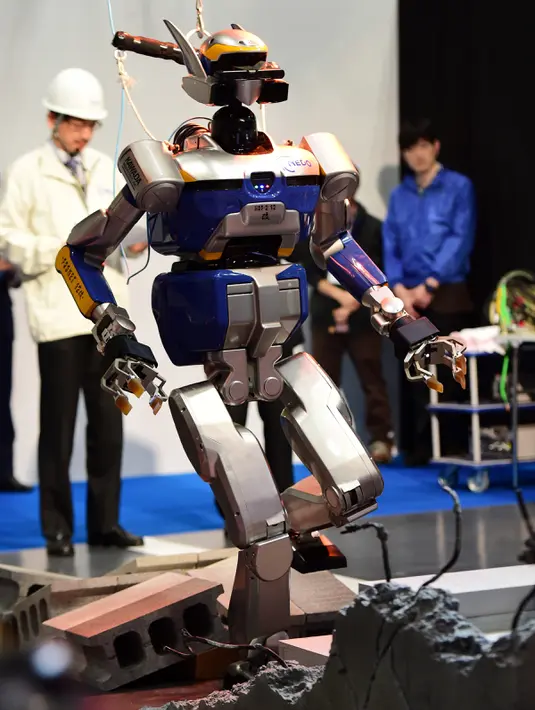 Robot humanoid yang dinamakan HRP - 2 melakukan aksi berjalan diatas jalanan yang terjal saat dipamerkan pada pameran Robot Internasional di Tokyo, Jepang,  (2/12). (AFP PHOTO/Yoshikazu Tsuno)