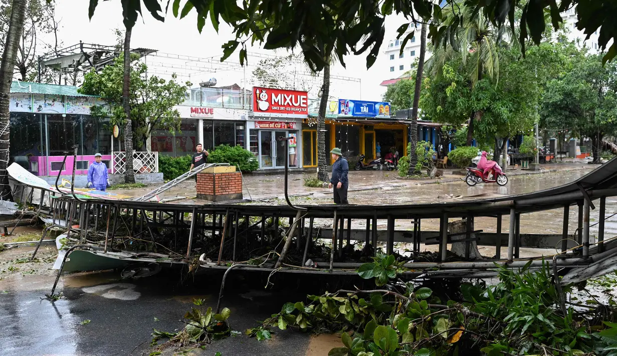Pemerintah setempat menyatakan, terjangan Topan Kajiki merusak hampir 7.000 rumah, menggenangi 28.800 hektar lahan padi, dan menumbangkan 18.000 pohon. (Nhac NGUYEN/AFP)