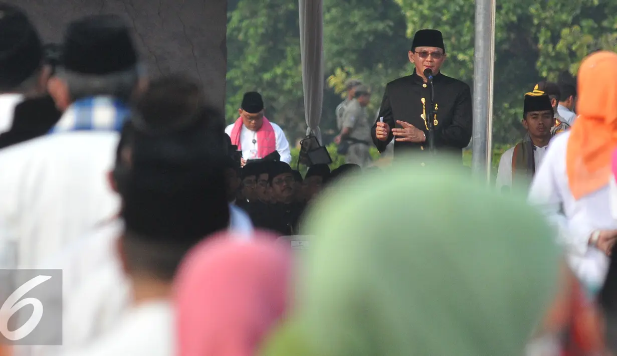 Gubernur DKI Jakarta, Basuki T Purnama memimpin upacara peringatan HUT Kota Jakarta ke-488 di Monas, Jakarta, Senin (22/6/15). Ahok mengucapkan kekagumannya atas mulai berjalannya pelayanan PTSP. (Liputan6.com/Herman Zakharia)