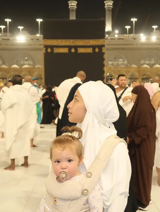 <p>Jennifer Coppen menggendong Kamari selama menjalani ibadah umrah. Kata dia, badan Kamari terasa lebih ringan dari biasanya. (Foto: Instagram/ jennifercoppenreal20)</p>