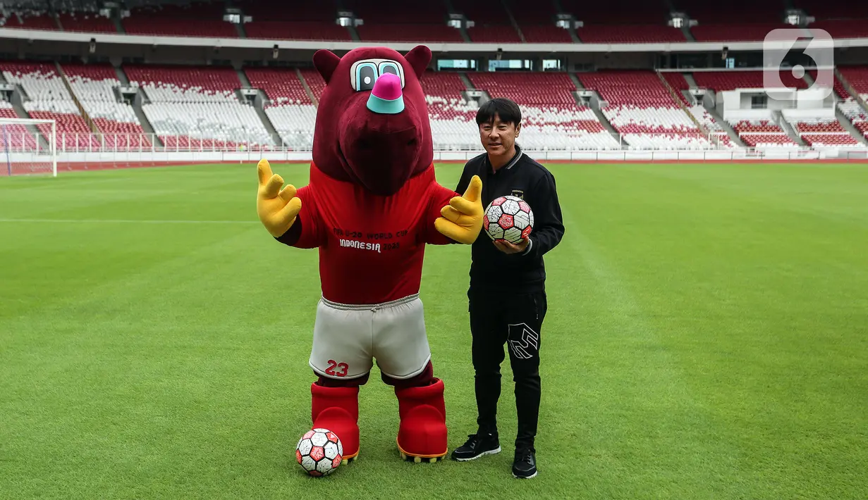 <p>Pelatih Timnas Indonesia Shin Tae-yong (kanan) foto bersama maskot Piala Dunia U-20 Bacuya (Badak Cula Cahaya) saat Hitung Mundur 100 Hari Menuju Piala Dunia U-20 di Stadion Utama Gelora Bung Karno, Jakarta, Kamis (9/2/2022). Piala Dunia U-20 2023 akan digelar di Indonesia mulai 20 Mei hingga 11 Juni mendatang di Stadion Utama Gelora Bung Karno. (Liputan6.com/Johan Tallo)</p>