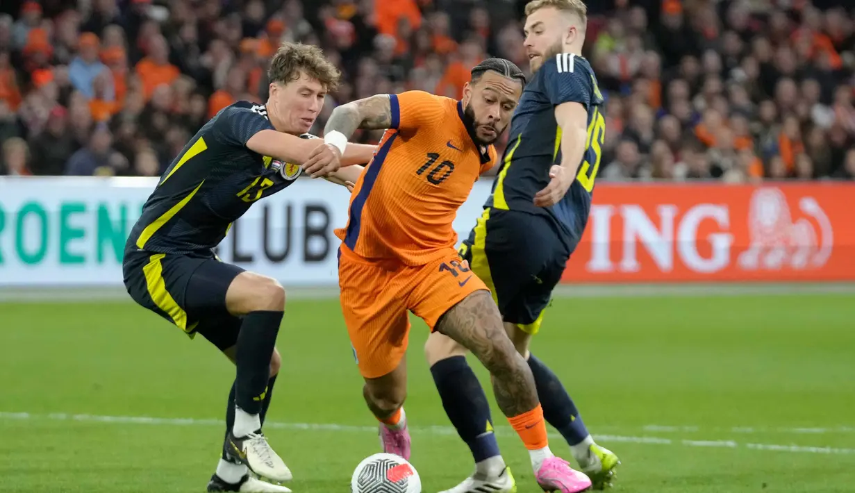 Georginio Wijnaldum sukses menambah keunggulan De Oranje pada menit ke-72, disusul Wout Weghorst (84') dan Donyell Malen (86'). (AP Photo/Peter Dejong)