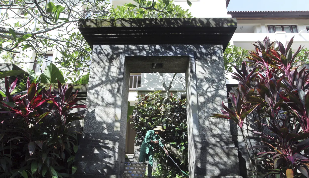 Seorang pekerja menyapu halaman Nirwana Bali Resort yang akan digantikan menjadi sebuah resort megah dan luas yang dikembangkan oleh Trump Organization di Beraban, Bali, Rabu (12 /4). (AP Photo)