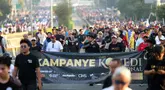 Sejumlah komedian yang tergabung dalam PaSKI (Persatuan Seniman Komedi Indonesia) melakukan kampanye Hari Komedi Nasional saat pelaksanaan Hari Bebas Kendaraan Bermotor (HBKB) atau Car Free Day (CFD) di Jalan Jenderal Sudirman, Jakarta, Minggu (21/9/2025). (Kapanlagi.com/Budy Santoso)