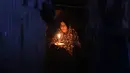 Seorang perempuan Palestina terlihat membawa lilin di depan rumahnya saat pemadaman listrik terjadi di Kota Khan Younis, Jalur Gaza selatan, pada 18 Agustus 2020. Satu-satunya pembangkit listrik di Jalur Gaza telah sepenuhnya berhenti beroperasi akibat kehabisan bahan bakar. (Xinhua/Yasser Qudih)