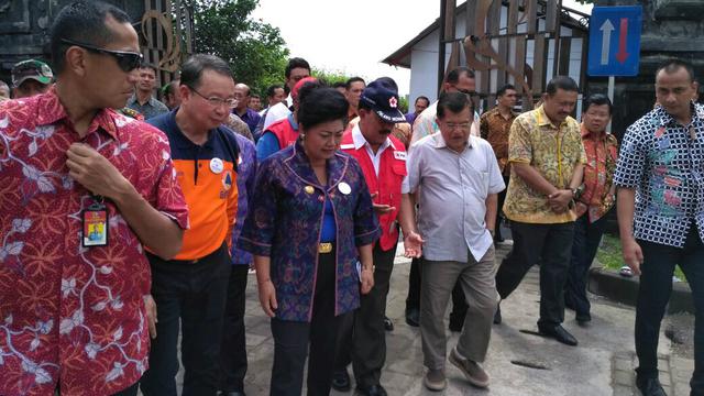 Wapres Jusuf Kalla menyambangi pengungsi Gunung Agung