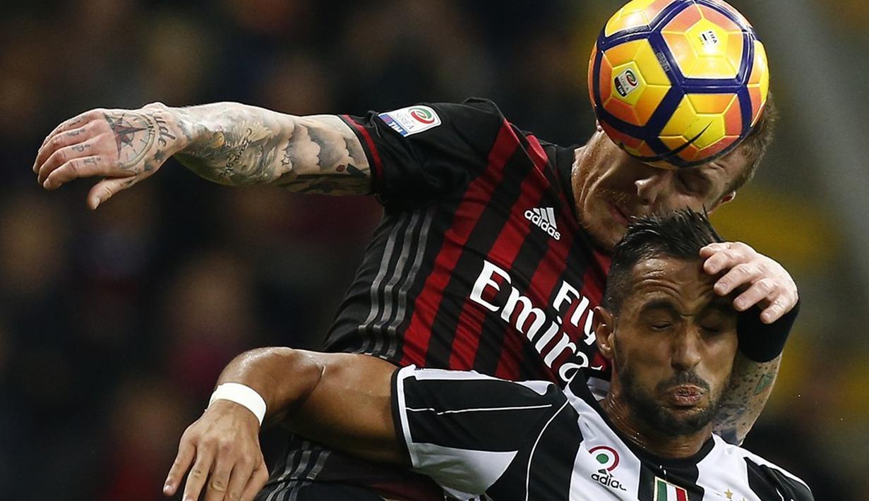 Pemain AC Milan, Juraj Kucka, berebut bola pemain Juventus, Medhi Amine Benatia, pada laga pekan ke-9 Serie A 2016-2017, di San Siro, Minggu (23/10/2016) dini hari WIB. Ma. (AFP/Marco Bertorello)