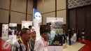 Pengunjung melintas di salah satu stand pameran di Indonesia Fintech Festival & Conference 2016 di Tangerang, Selasa (30/8). Fintech merupakan industri jasa keuangan berbasis teknologi digital. (Liputan6.com/Faizal Fanani)