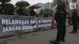 Dalam aksinya, mereka memprotes pemberian penghargaan berupa kenaikan pangkat istimewa Jenderal Kehormatan kepada Menteri Pertahanan Prabowo Subianto oleh Presiden Joko Widodo. (Liputan6.com/Herman Zakharia)