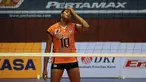 Pemain putri Jakarta Bank DKI, Dayesi Masso C memegang kepala saat berlaga melawan PGN Popsivo di Pertamina Proliga 2015 di Hall A GBK Senayan, Jakarta, (20/3/2015). Jakarta Bank DKI kalah 0-3 dari Jakarta PGN Popsivo. (Liputan6.com/Helmi Fithriansyah)