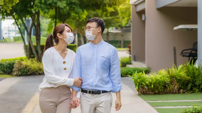 pasangan memakai masker