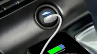 Ilustrasi mengisi daya smartphone di mobil menggunakan car charger. Dok: reviewed.com