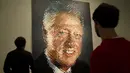 Pengunjung mengamati potret mantan presiden Amerika Serikat Bill Clinton dalam pameran bertajuk "Presiden-Presiden Amerika" (America's Presidents) di Galeri Potret Nasional di Washington DC, Amerika Serikat (17/2/2020). (Xinhua/Liu Jie)