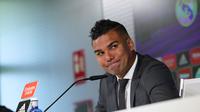 Casemiro tak kuasa menahan air mata saat mengucapkan perpisahan di Real Madrid seiring kepindahannya ke Manchester United. (AFP/Thomas Coex)