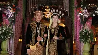 Gibran Rakabuming Raka dan Selvi Ananda tampil elegance dengan busana serba hitam.(Galih W. Satria/bintang.com)