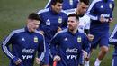 Gelandang Argentina, Lionel Messi, berlari ringan saat latihan di Valdebebas, Madrid, Senin (18/3). Latihan ini merupakan persiapan jelang laga persahabatan melawan Venezuela. (AFP/Gabriel Bouys)