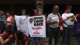 Mereka menuntut pembebasan Presiden Venezuela Nicolas Maduro dan istrinya, Cilia Flores. Tampak dalam foto, para demonstran ikut serta dalam pawai dukungan untuk mantan Presiden Venezuela Nicolas Maduro yang diselenggarakan oleh para pekerja di Caracas pada 14 Januari 2026. (Pedro MATTEY/AFP)