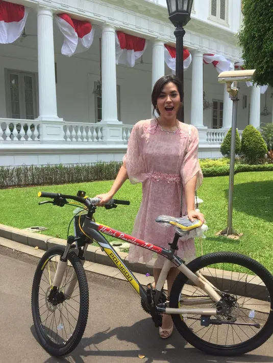 "Guys, aku baru aja selesai ketemu Bapak Presiden Joko Widodo untuk acara Hari Musik Nasional dan guess what? Aku dapat sepeda. Hadiah presiden Jokowi," ungkap Raisa bahagia. (Twitter/Raisa6690)