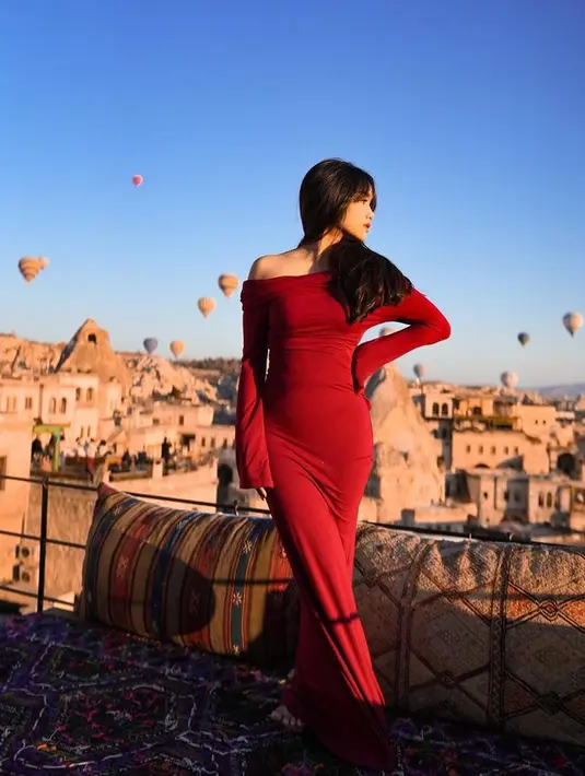 Dengan wajah natural tanpa makeup berlebihan, Fuji memilih mengenakan dress merah panjang yang memerlihatkan lekukan tubuhnya. Dress tersebut memiliki model off shoulder lengan panjang.[@fuji_an]