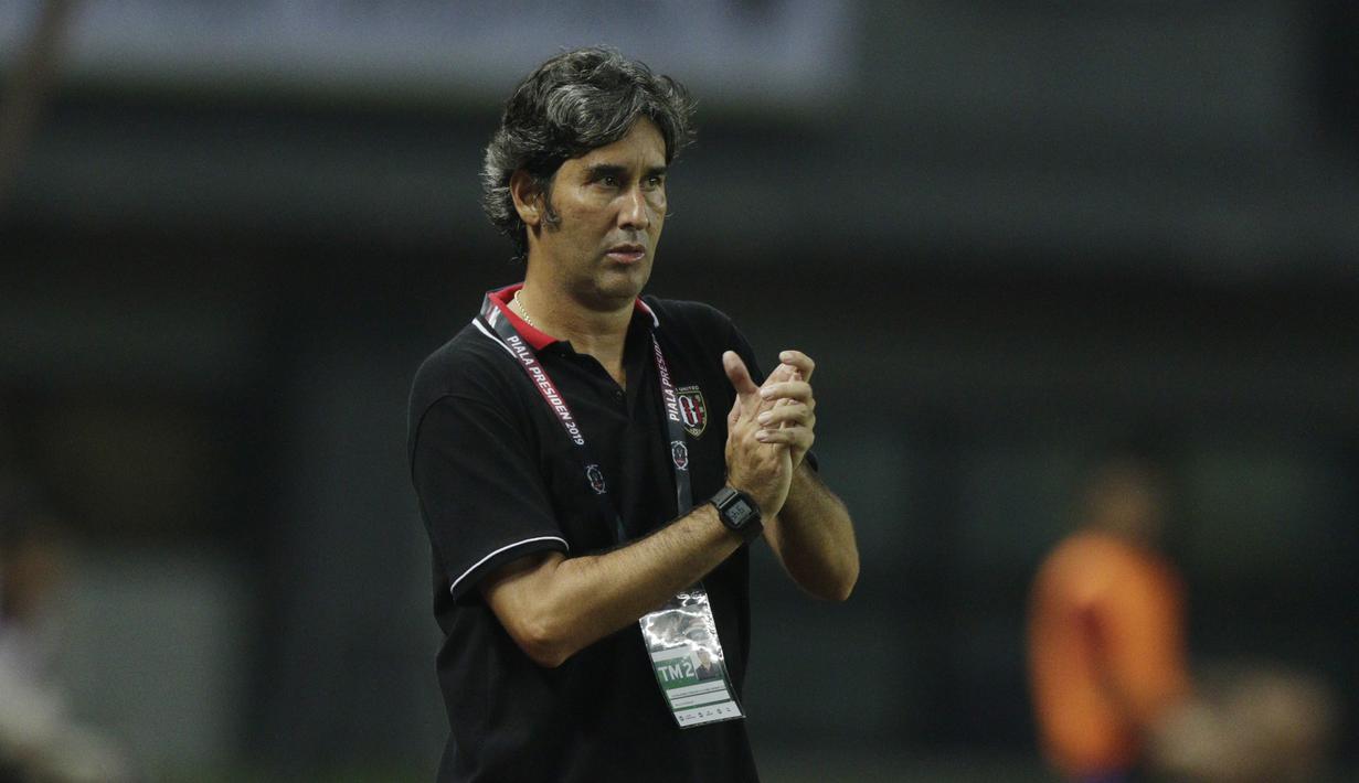 Pelatih Bali United, Stefano Cugurra Teco, saat melawan Semen Padang pada laga Piala Presiden 2019 di Stadion Patriot, Jawa Barat, Senin (11/3). Bali United menang 2-1 atas Semen Padang. (Bola.com/M Iqbal Ichsan)