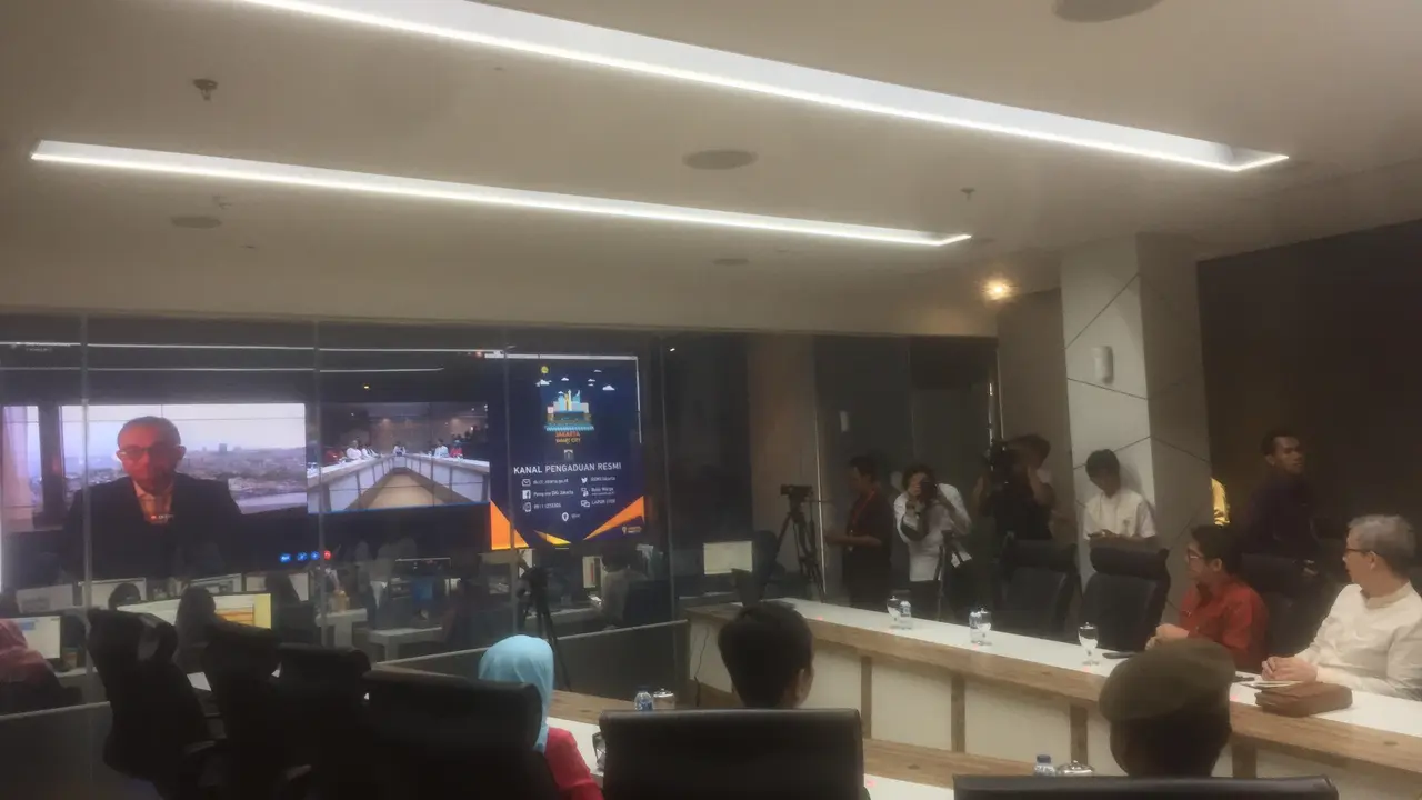 Gubernur DKI Jakarta Anies Baswedan menggelar telekonferensi dengan Wagub Sandiaga Uno di Balai Kota di DKI Jakarta