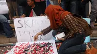 Aksi tabur bunga wartawan di Kantor DPD PAN Kota Bekasi (Liputan6.com/Rahmat Hidayat)