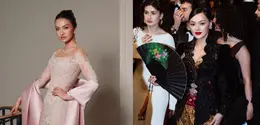 Salah satu yang paling mencuri perhatian adalah Raline Shah. Menghadiri acara Women in Cinema gala yang diselenggarakan Red Sea Film Foundation dalam rangkaian Festival Film Cannes ke-79, Raline tampil anggun dalam balutan kebaya modern bernuansa silver dan baby pink.
