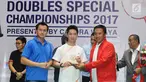 Kevin Sanjaya (tengah) menerima penghargaan atlet berprestasi versi CWIBC di Candra Wijaya Internasional Badminton Centre, Tangerang, Banten, Selasa (19/12). Acara itu membuka Kejuaraan Bulutangkis Nomor Ganda 2017. (Liputan6.com/Helmi Fithriansyah)