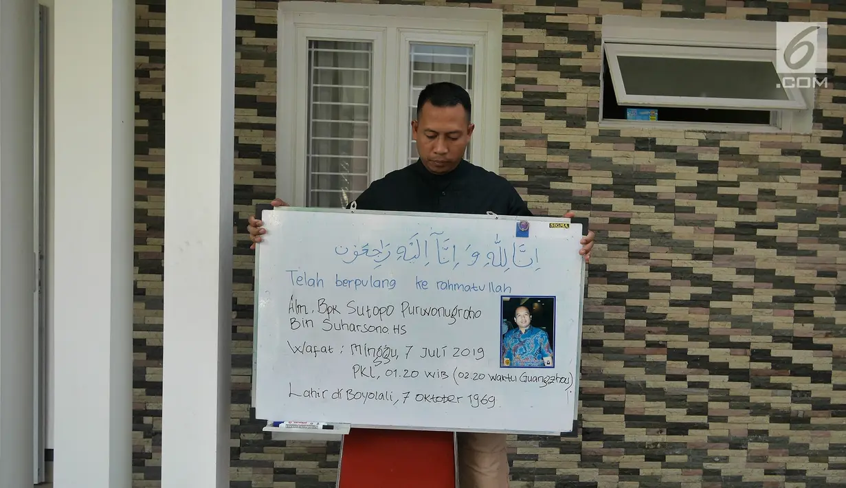 Keluarga meletakan papan informasi duka almarhum Kepala Pusat Data Informasi dan Humas BNPB Sutopo Purwo Nugroho di rumah duka Raffles Hils,  Depok, Jawa Barat, Minggu (7/7/2019). Sutopo meninggal saat menjalani pengobatan kanker paru-paru di Guang Zhou China. (Liputan6.com/Herman Zakharia)