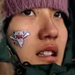 Ekspresi fans wanita Korea Selatan saat menunggu pertandingan men's moguls di Phoenix Snow Park di Olimpiade Musim Dingin 2018 di Pyeongchang, Korea Selatan, (12/2). (AP Photo / Kin Cheung)