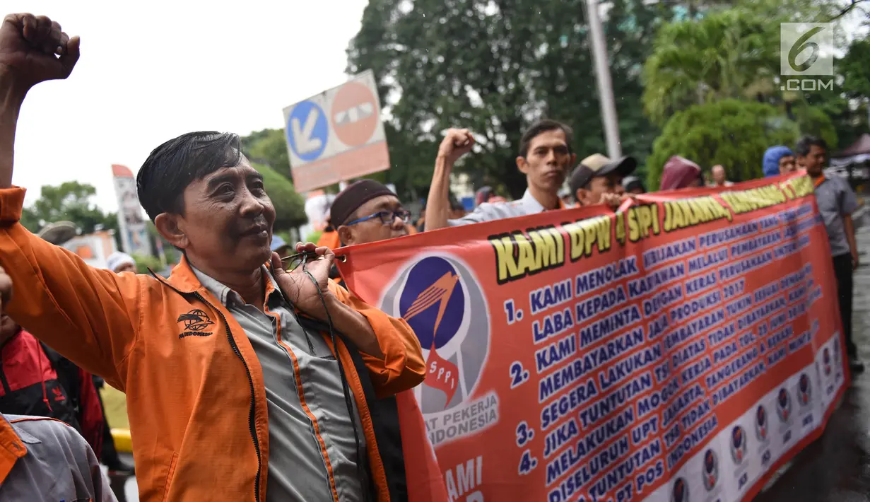 Karyawan PT Pos Indonesia berunjuk rasa di depan Gedung Direksi PT Pos Indonesia, Jakarta, Senin (25/6). Mereka menuntut manajemen PT Pos Indonesia membagi keuntungan dan jasa produksi perusahaan tahun 2017. (Liputan6.com/Arya Manggala)
