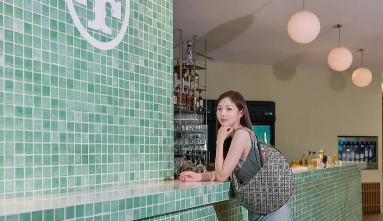 Soo-bin Chae mengenakan Gaun Viscose Knot dan Tas Balon Monogram T di pesta Tory Burch di Taipei. [Tory Burch]